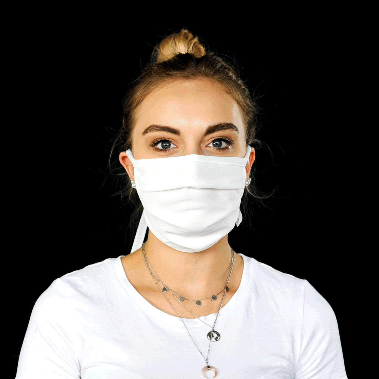 Frau mit weißer Mund-Nasen-Maske mit Schnürung von vorne